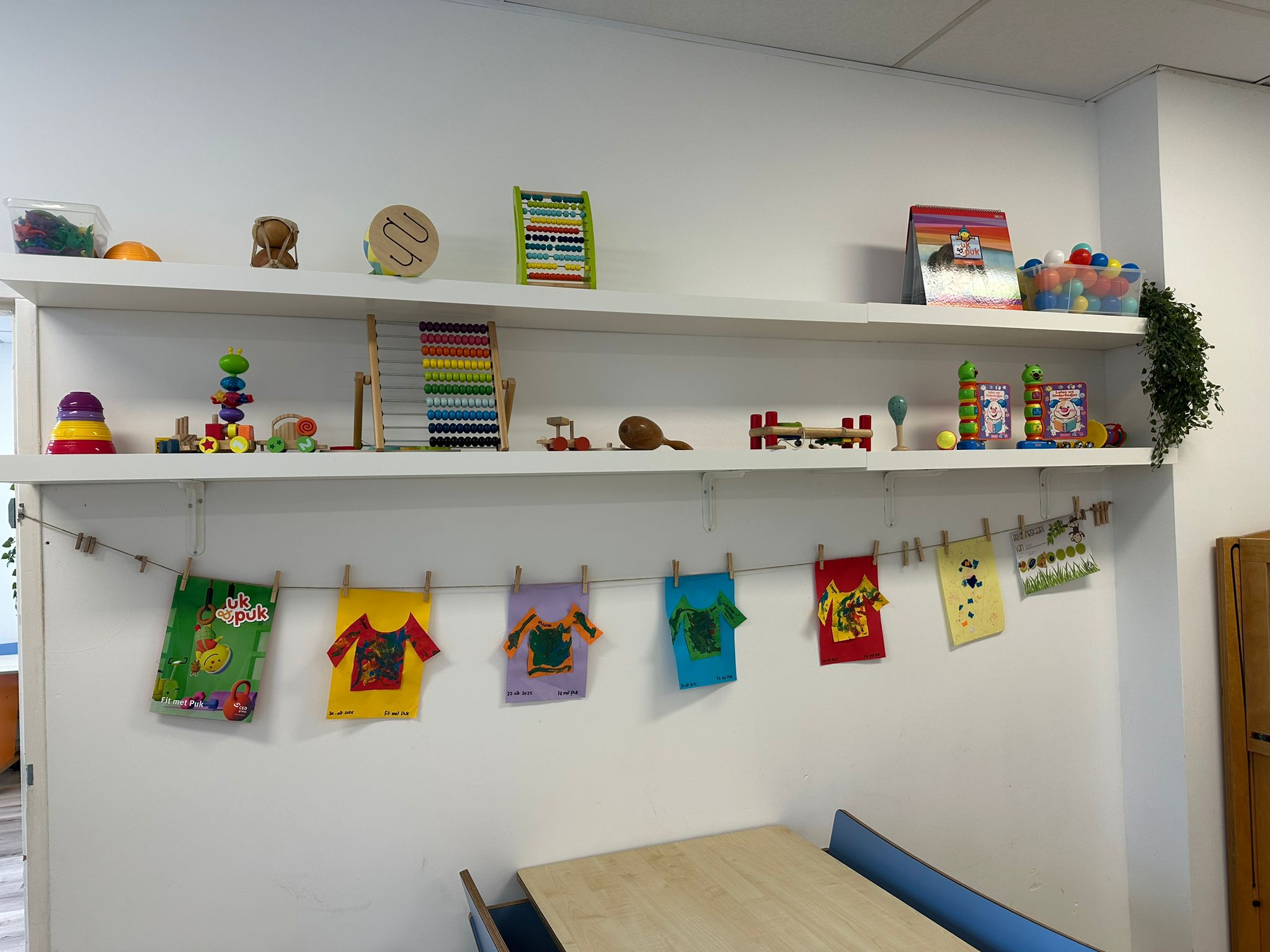 Educatieve busy boards aan de muur bij GroeiSamen