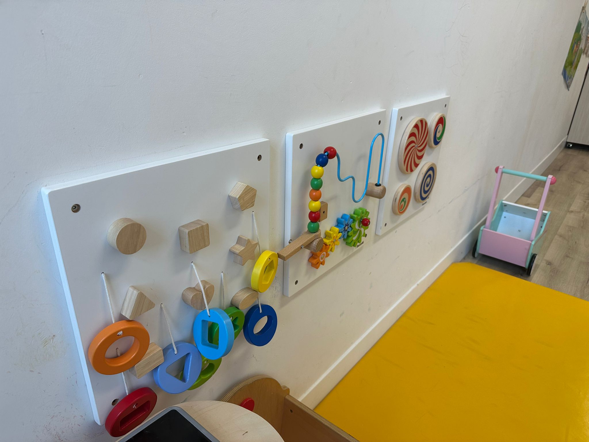 Gezellige buitenruimte met picknicktafel en schaduwdoek bij GroeiSamen